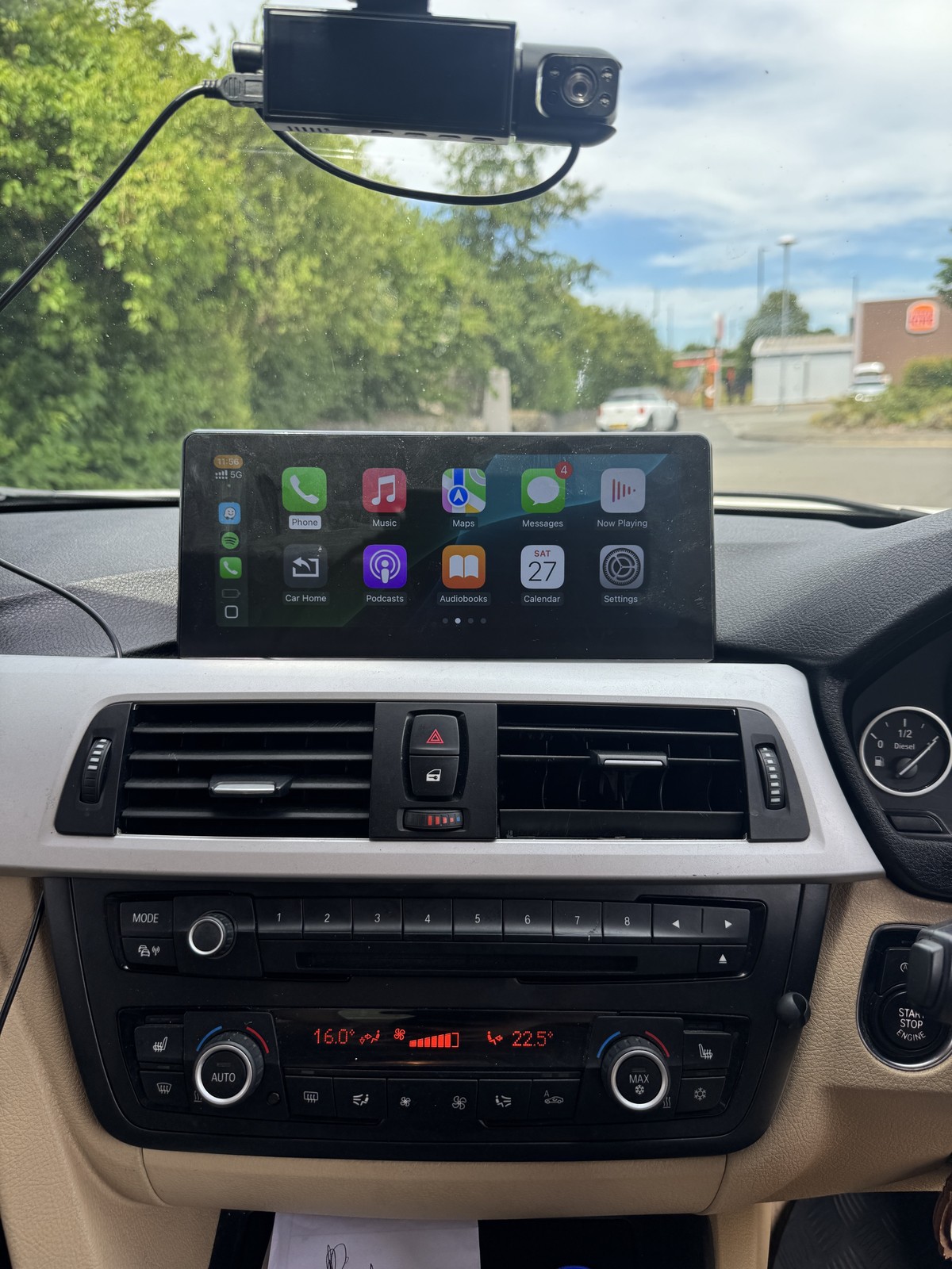 BMW 320d F30 12.5-inch touchscreen with Apple CarPlay and Android Auto running