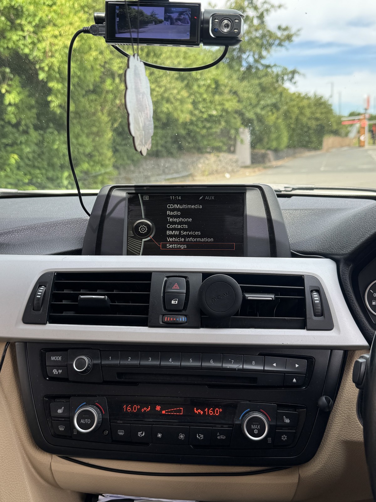 BMW 320d F30 original 6.5-inch iDrive screen before upgrade