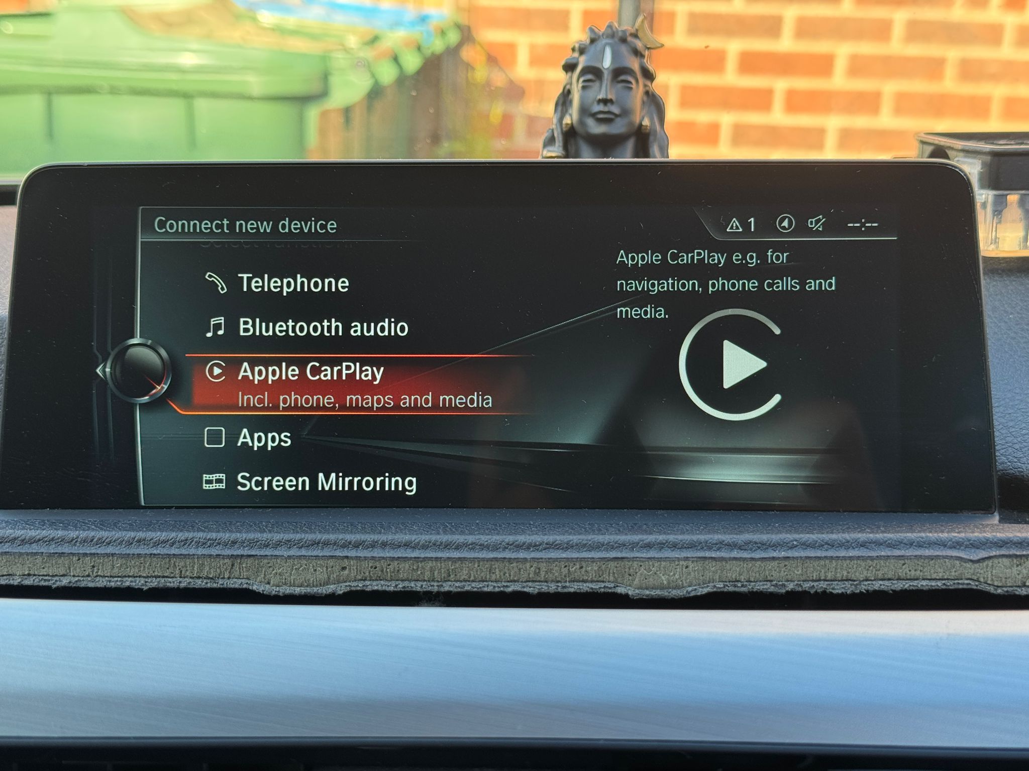 BMW iDrive menu showing Apple CarPlay option enabled