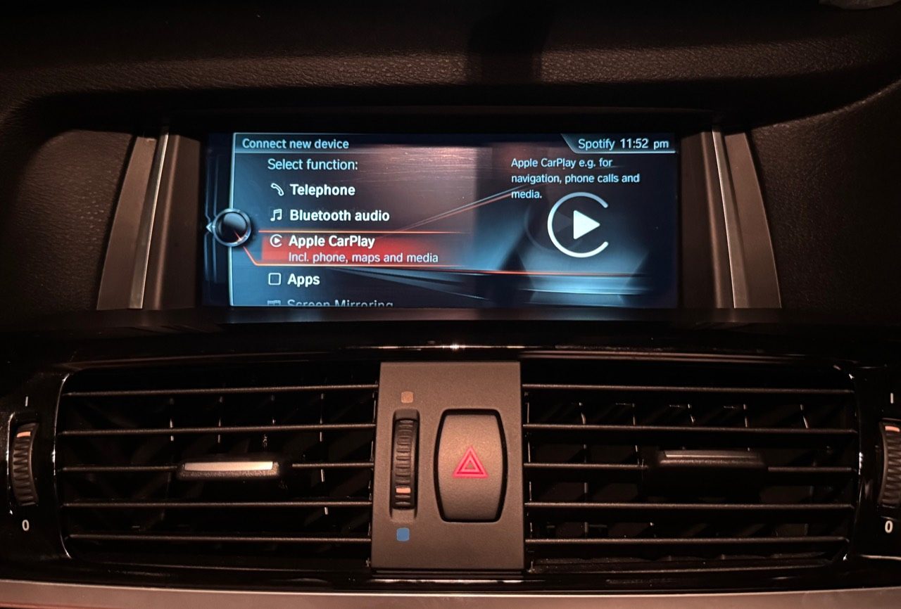 BMW X4 F26 iDrive connection menu with Apple CarPlay available