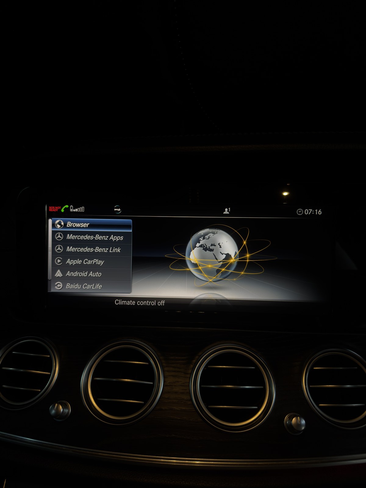 Mercedes E220 smartphone-integration menu showing Apple CarPlay and Android Auto